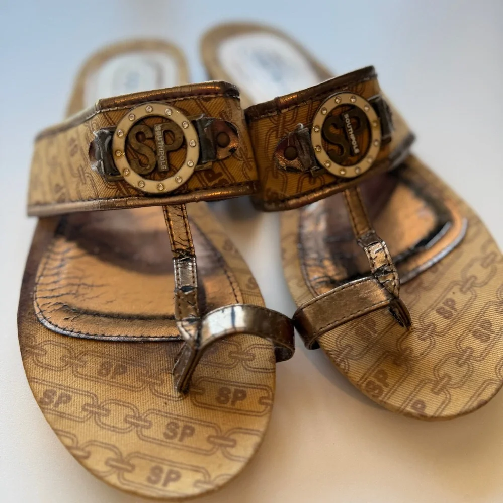 Southpole Womens Bronze Monogram Chain Link Toe Loop Flat Sandals Y2K McBling